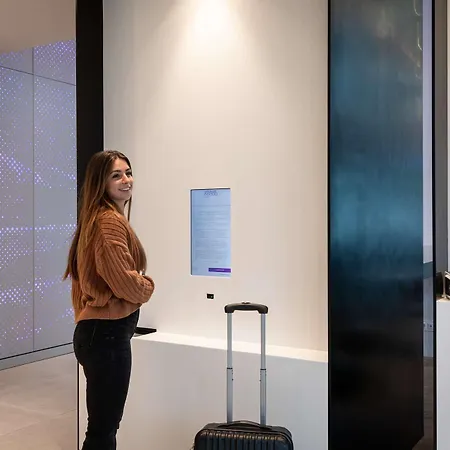 Yotel מלון 4*