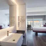 Yotel מלון 4*