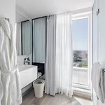 Yotel 4*