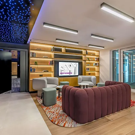 Yotel Отель 4*
