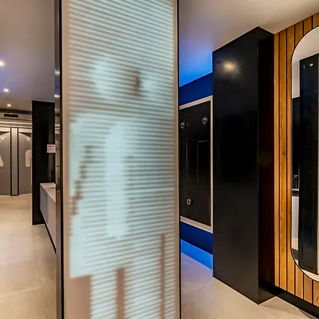 فندق Yotel 4*