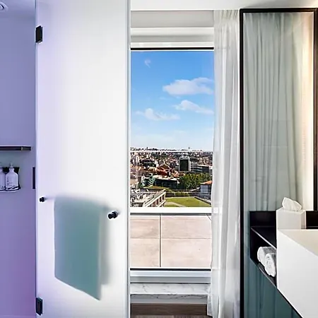 Yotel 4*