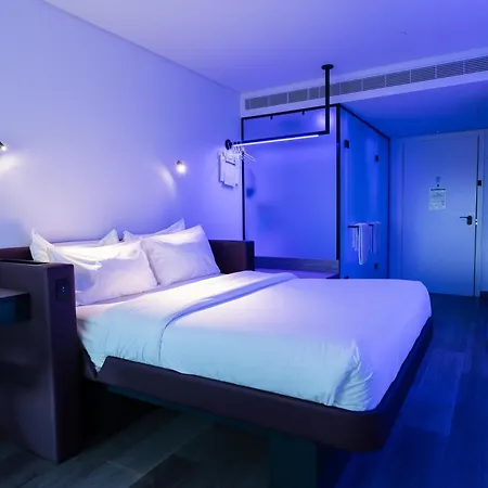 Yotel Отель 4*