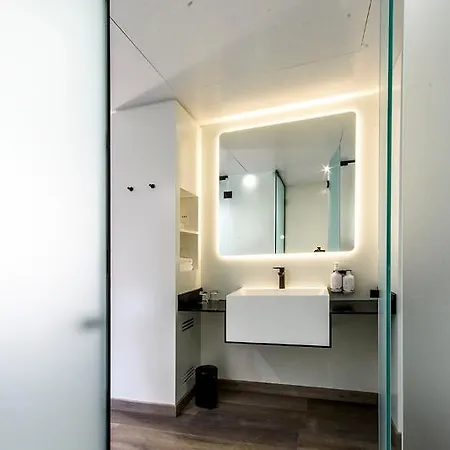Yotel 4*