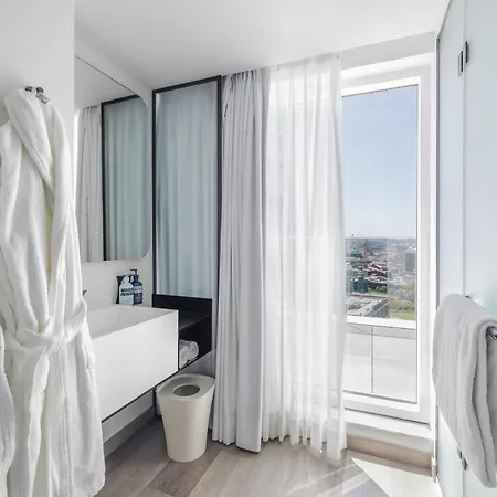 Yotel 4*